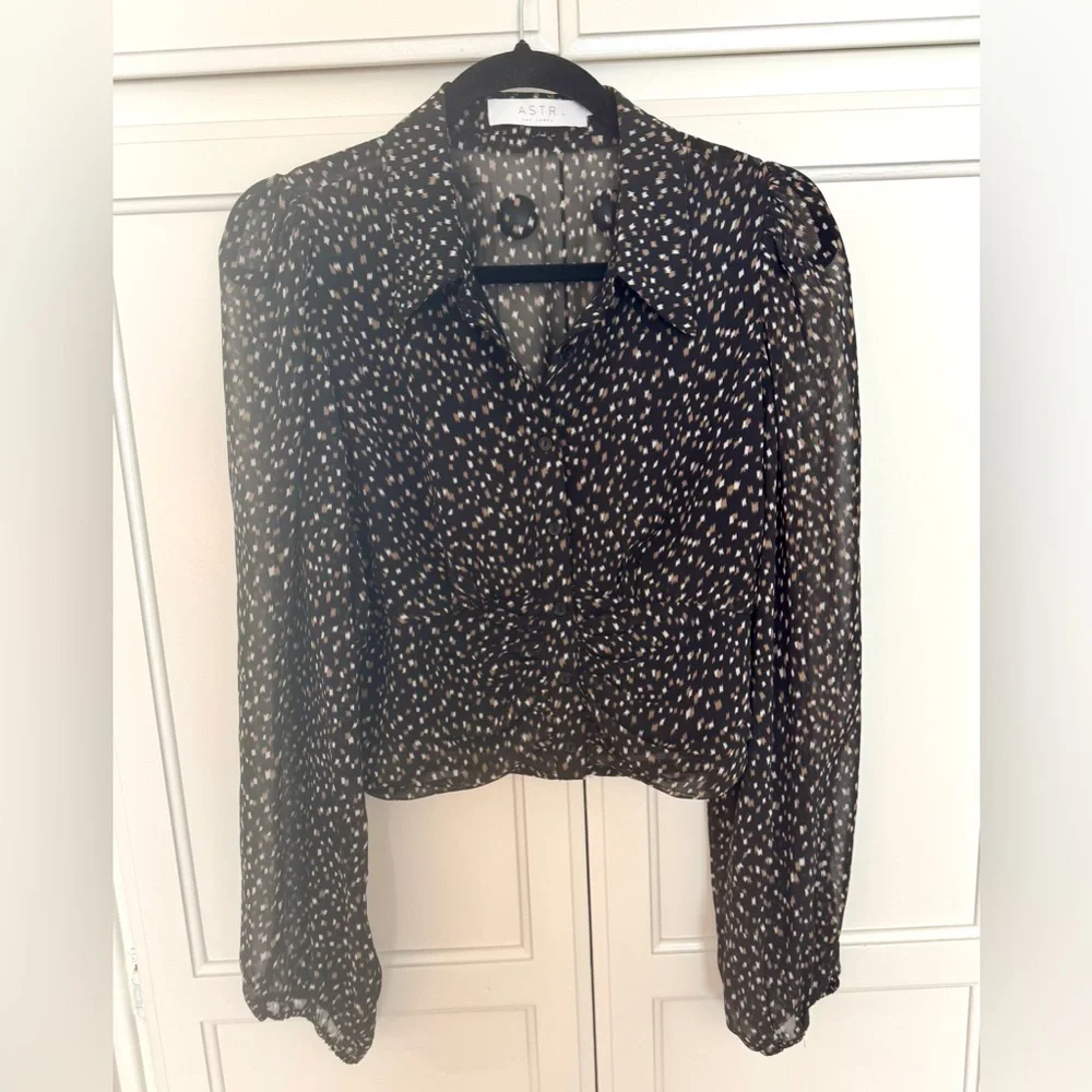 ASTR The Label Geo Print Puff Sleeve Blouse